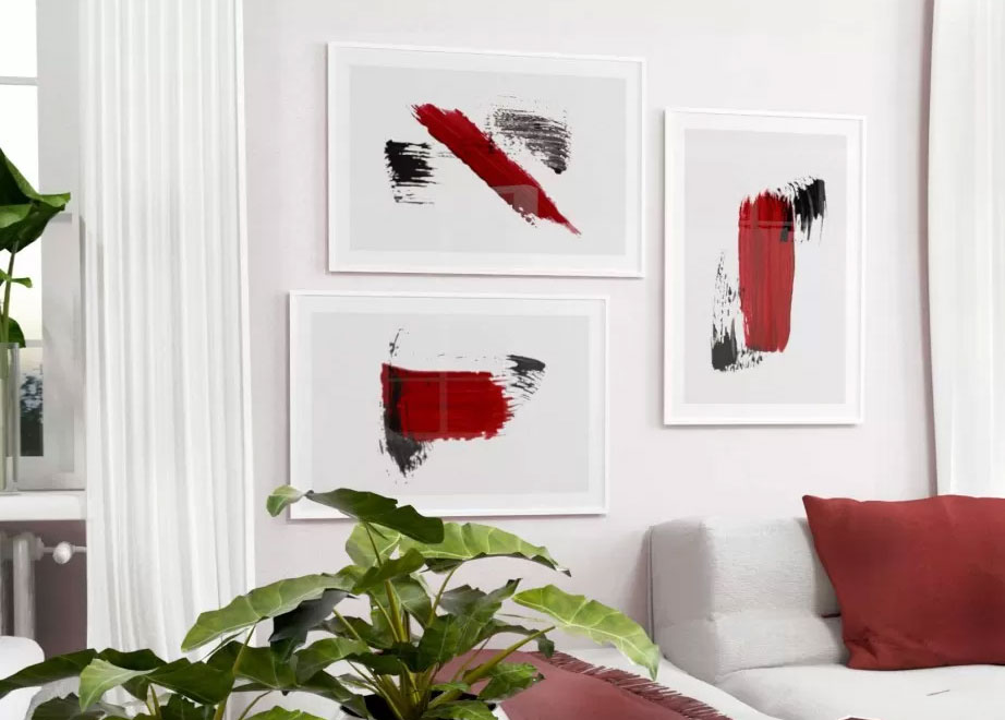 Tavlor i svart och vitt med röda detaljer